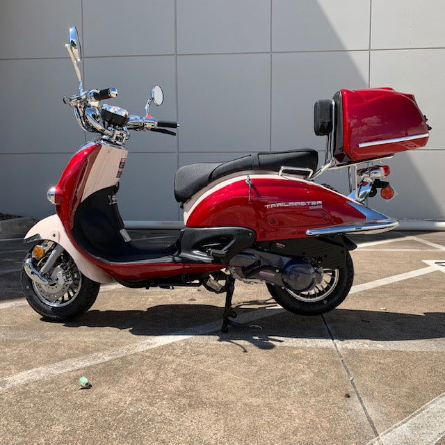 Sorrento 200 Street Scooter, Larger Engine 168.9cc, Locking Trunk, Windshield, USB Charger, Electric Start, CDI Ignition, Air Cooled